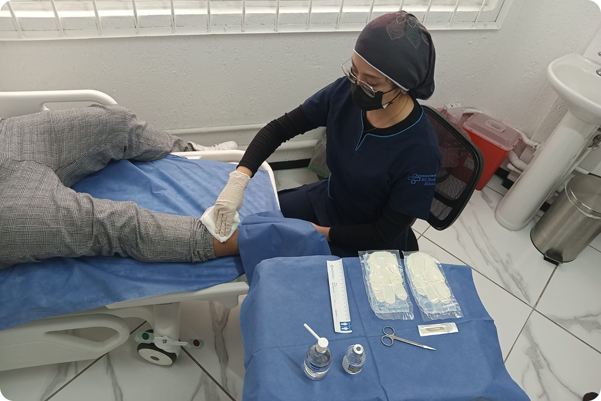 doctora atendiendo a su paciente