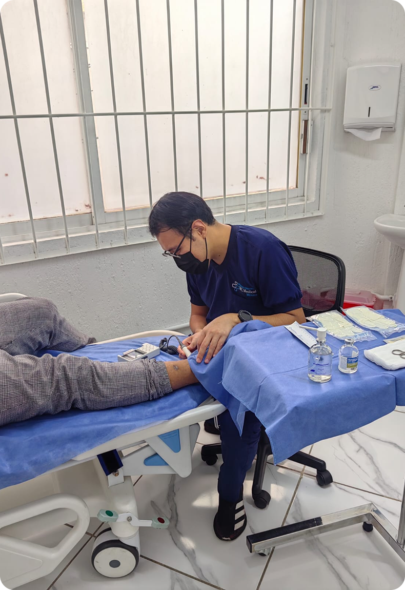 Personal médico brindando atención especializada