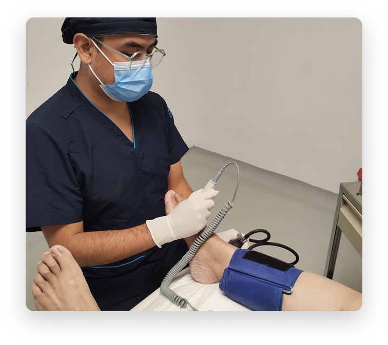 doctor atendiendo
